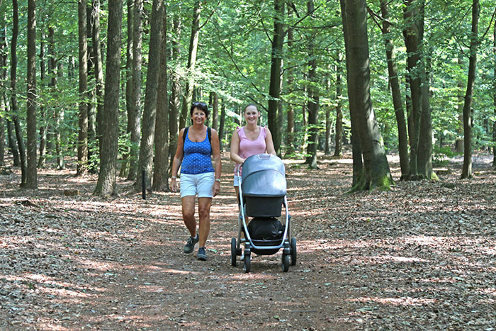 Gian mom en Caroline bij Blauwe wandelroute Drouwen bij Buitencentrum Boomkroonpad